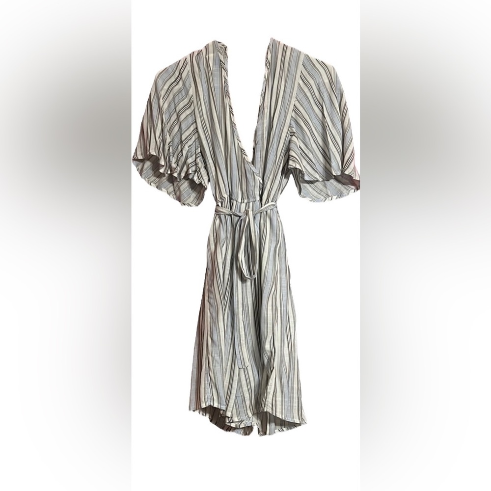 Women’s Francesca’s blue rain striped romper size med NWT*🩵🤍🩶